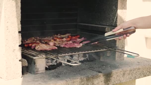 Video Mani Uomo Caucasico Che Gira Filetto Maiale Barbecue Con — Video Stock