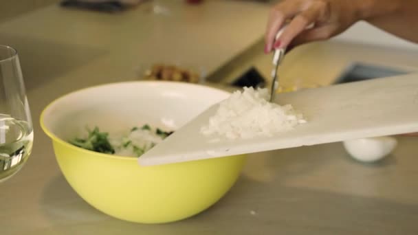 비디오 도마에서 양파를 샐러드 그릇에 고품질 — 비디오