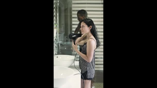 Vertical Video Una Joven Latina Secándose Pelo Con Secador Pelo — Vídeos de Stock