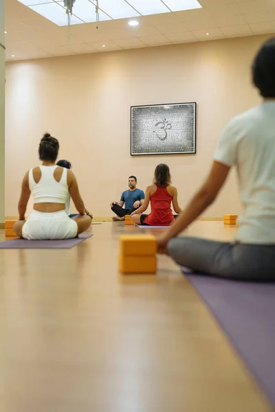 Yogaleraar Die Les Geeft Sukhasana Pose Yoga — Stockfoto