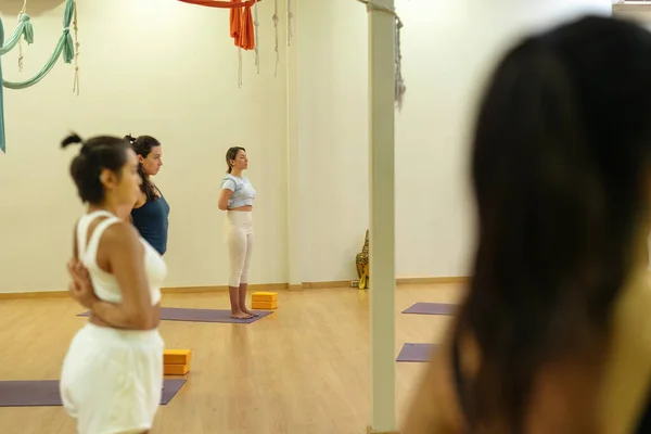 Grupo Mulheres Praticando Anjali Mudra Ioga Pose Yoga — Fotografia de Stock