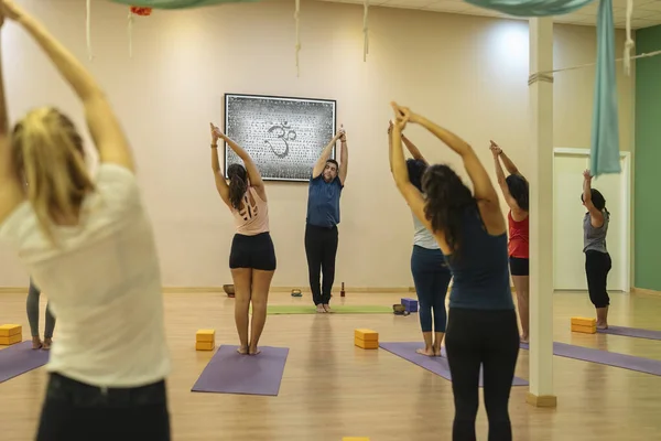 Schüler Und Lehrer Yoga Kurs Praktizieren Nitambasana Pose Yoga — Stockfoto