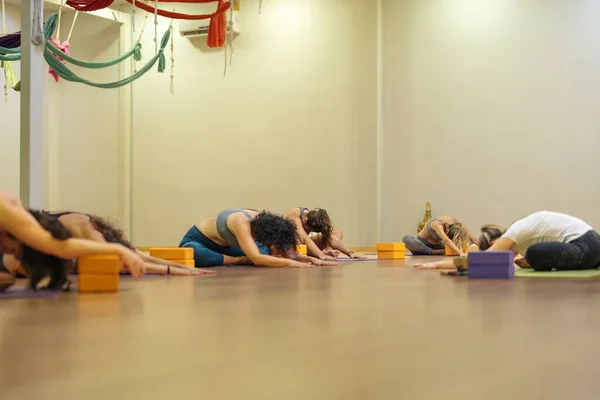Mujeres Estudiantes Yoga Aprendiendo Postura Balasana Yoga — Foto de Stock