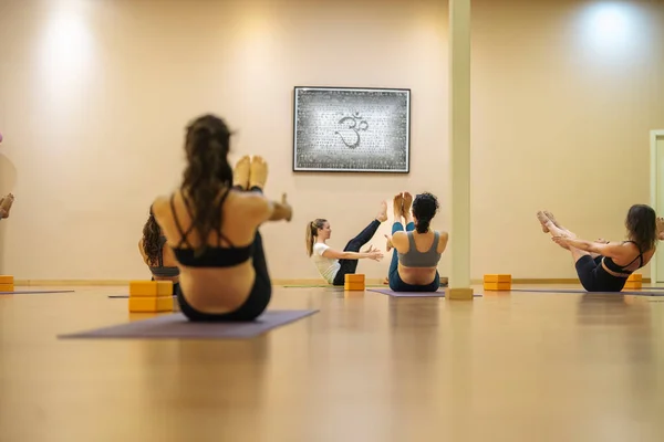Instrutor Ioga Explicando Postura Navasana Aula Ioga Yoga Fotografias De Stock Royalty-Free