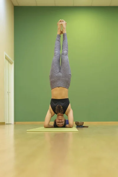 Foto Vertical Professor Ioga Shirshasana Uma Postura Yoga Fotografia De Stock