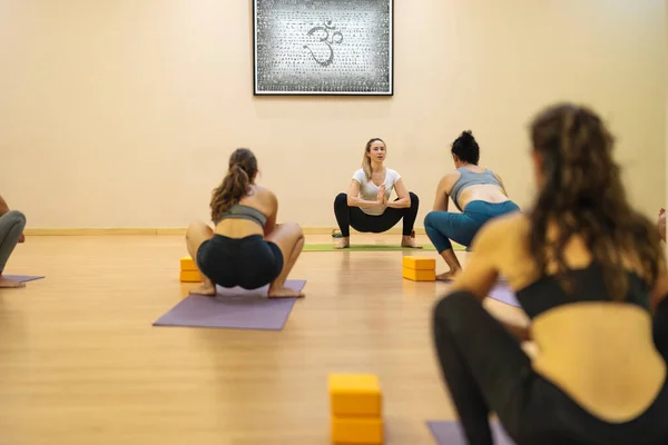 Professor Caucasiano Que Ensina Aulas Ioga Pose Malasana Yoga Imagens Royalty-Free