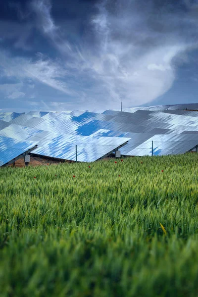 Кремниевые Панели Солнечных Батарей Против Облачного Неба Середине Дня — стоковое фото