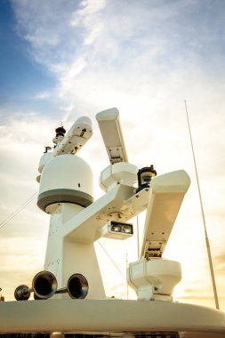 Radar yat gökyüzüne, akşam gün batımına karşı.