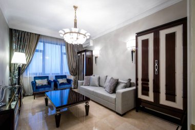 Masa, mermer, avize ve ahşap kaplamalı klasik iç mekan.