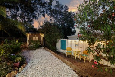 Akşamları ahşap çardaklı bahçe. Günbatımında gökyüzü, gizlilik ve rahatlama yeri..