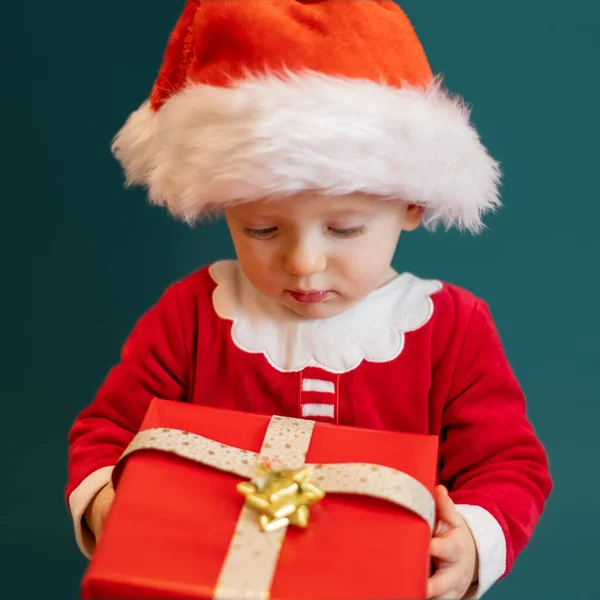 Pequeno Bebê Bonito Santa Chapéu Vermelho Segurando Presente Natal Mão — Fotografia de Stock