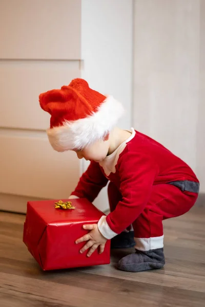Pequeno Bebê Bonito Santa Chapéu Vermelho Segurando Presente Natal Mão — Fotografia de Stock