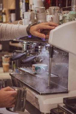 Barista Kafe kahve hazırlama servisi kavramı.