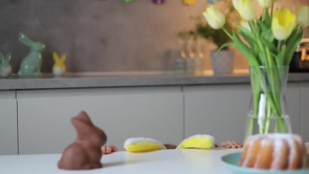 Ein Süßer Kleiner Junge Mit Hasenohren Ostertag Einen Schokoladen Osterhasen — Stockvideo