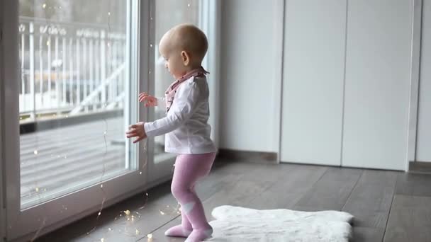 Маленька Дитина Йде Вікна Дивиться Нього — стокове відео