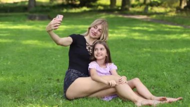 Anne ve kızı bir selfie parkta alarak.