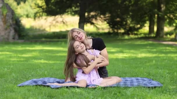 妈妈和女儿在公园野餐时拥抱在一起 — 图库视频影像