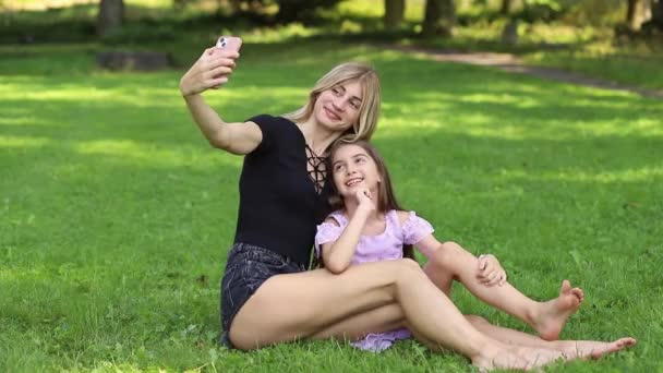 Μητέρα Και Κόρη Λαμβάνοντας Μια Selfie Στο Πάρκο — Αρχείο Βίντεο