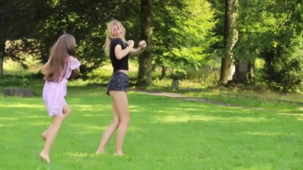 母と娘が公園で踊り 楽しんでいる — ストック動画