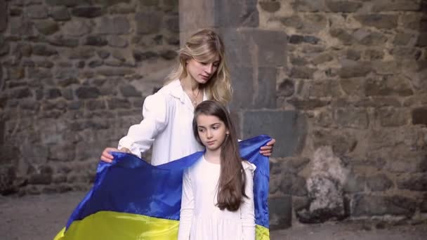 Mãe Cobre Filha Com Bandeira Ucraniana Contra Parede Velha — Vídeo de Stock
