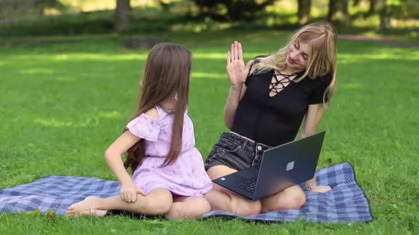 Anne Kızı Parkta Bir Dizüstü Bilgisayarla Piknikte Beşlik Oynuyorlar — Stok video