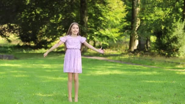 Fille Dansant Sur Une Prairie Dans Parc — Video