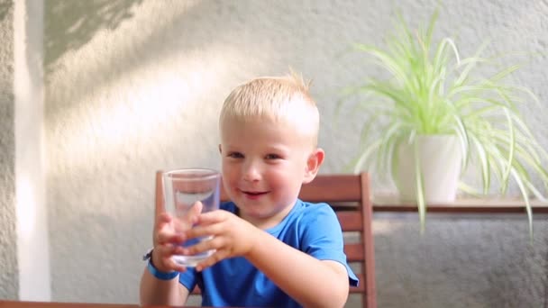 Pequeño Niño Lindo Beber Agua Vaso Claro — Vídeos de Stock