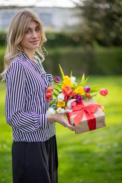 Woman Tulip Bouquet Gift Smiling — Stock Photo, Image