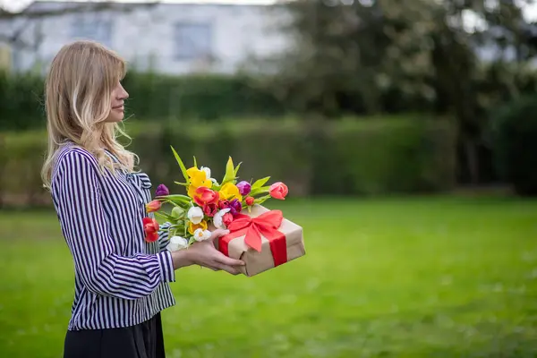 Young Woman Holding Flowers Gift Outdoors — Stock Photo, Image