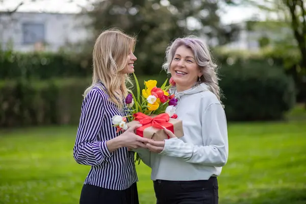 Mother Daughter Smiling Gift Tulips — Stock Photo, Image
