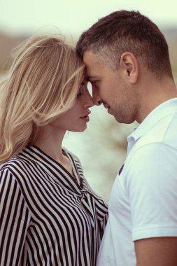 Nehir kenarında alnından alnına duran bir çift.
