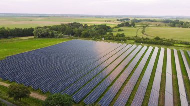 Kırsal alanda güneş enerjisi santralinin hava görüntüsü.