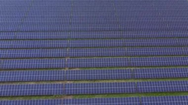 Çok sayıda güneş paneli, üst görünüm