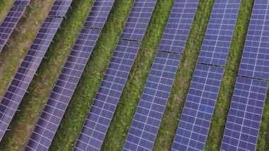 Yeşil çimenler üzerindeki güneş panelleri sıraları