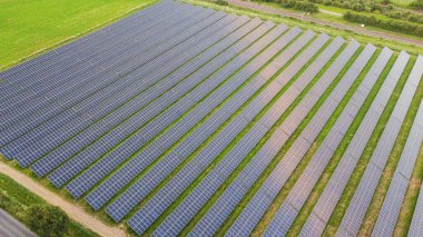 Büyük bir güneş paneli alanının havadan görüntüsü.