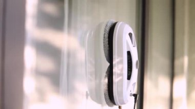 Açık gölgeli cam üzerinde cam temizleme robotu yan görünümü
