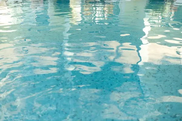 Kristal berrak su havuzu doldurur. Güneş ışığını ve çevresindeki elementleri yansıtır. Suyla rahatlamak için mükemmel sakin bir atmosfer yaratır..