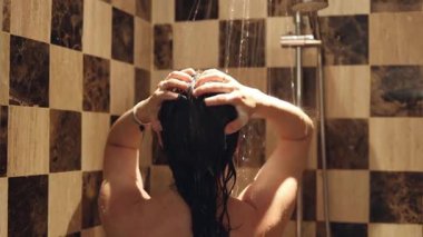 Şık bir duşta rahatlatıcı bir anın tadını çıkar. Suyun nazikçe aktığı bir yerde. Bu rahatlatıcı atmosfer sıcak taş kiremitler ve sakin bir düzenle güçlendirilir..