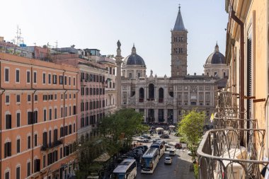 Rom, Italien - 22 Nisan 2025 Santa Maria Maggiore Meydanı Balkondan görüldü.