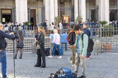 Rom, Italien - 22 Nisan 2025: Roma 'daki bazilika girişinin önünde gazeteciler ve hacılar.