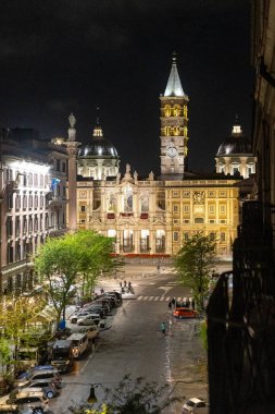 Rom, Italien - 22 Nisan 2025: Roma 'da panoramik kare ve bazilika manzarası .