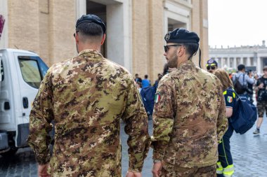 Vatikan - 23 Nisan 2025: Cenaze sırasında Aziz Peters Bazilikası yakınlarında devriye gezen İtalyan askerleri.