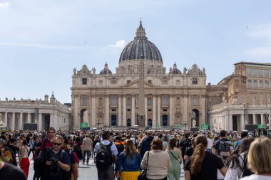 Vatikan - 23 Nisan 2025: Veda Günü boyunca St. Peters Bazilikası 'nda büyük bir hacı topluluğu.