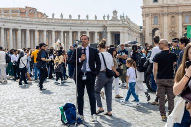 Vatikan - 23 Nisan 2025: St. Peters Meydanı 'ndan canlı yayın.
