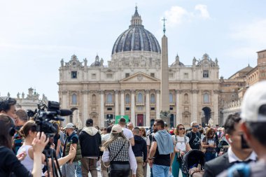 Vatikan - 23 Nisan 2025: Papa Francis 'in cenaze gününde Saint Peters Bazilikası kalabalığı.