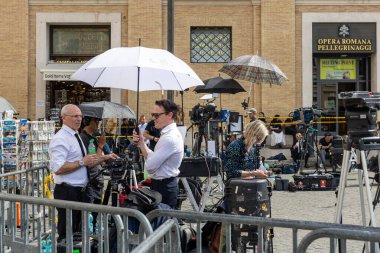 Vatikan - 23 Nisan 2025: Vatikan yakınlarında medya bölgesinde şemsiyeli gazeteciler.