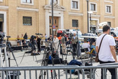 Vatikan - 23 Nisan 2025: Kamera ekipleri Vatikan yakınlarında canlı yayın için hazırlanın.