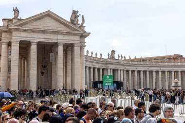 Vatikan - 23 Nisan 2025: Kalabalık Vatikan 'daki Aziz Peters Bazilikası girişine doğru ilerliyor.