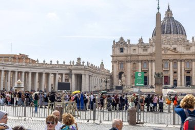Vatikan - 23 Nisan 2025: Vatikan 'da hacıların uzun kuyruğu.