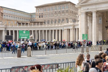 Vatikan - 23 Nisan 2025 Saint Peters Meydanı sütunları ve çeşmeleri yakınındaki hat.